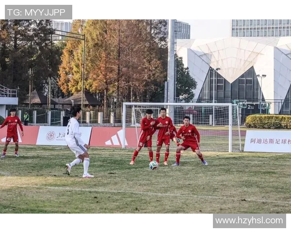 足球传奇齐聚一堂 球场英雄合影见证辉煌时刻