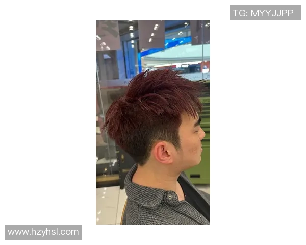 足球明星鲨鱼鳍发型引领潮流成为赛场新风尚