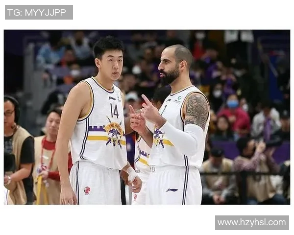 足球球星蓝球的成长之路与辉煌成就全面深度解析 足球球星蓝球的成长之路与辉煌成就全面深度解析